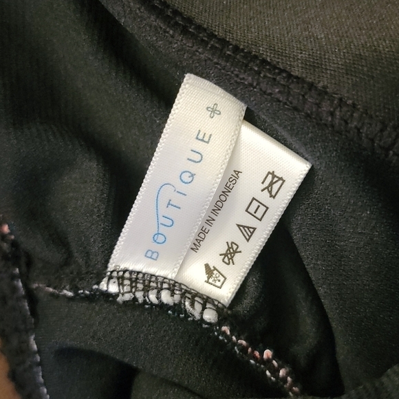 Boutique Plus Size Swimsuit 2X with Hawaiian 🌺 florals and Lacey overlay tank - Picture 3 of 4